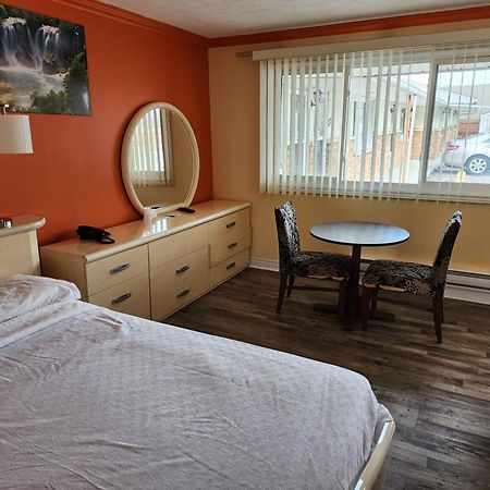 Sunparlor Motel Leamington Bagian luar foto