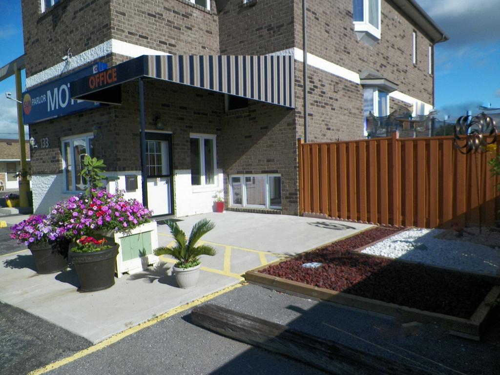 Sunparlor Motel Leamington Bagian luar foto