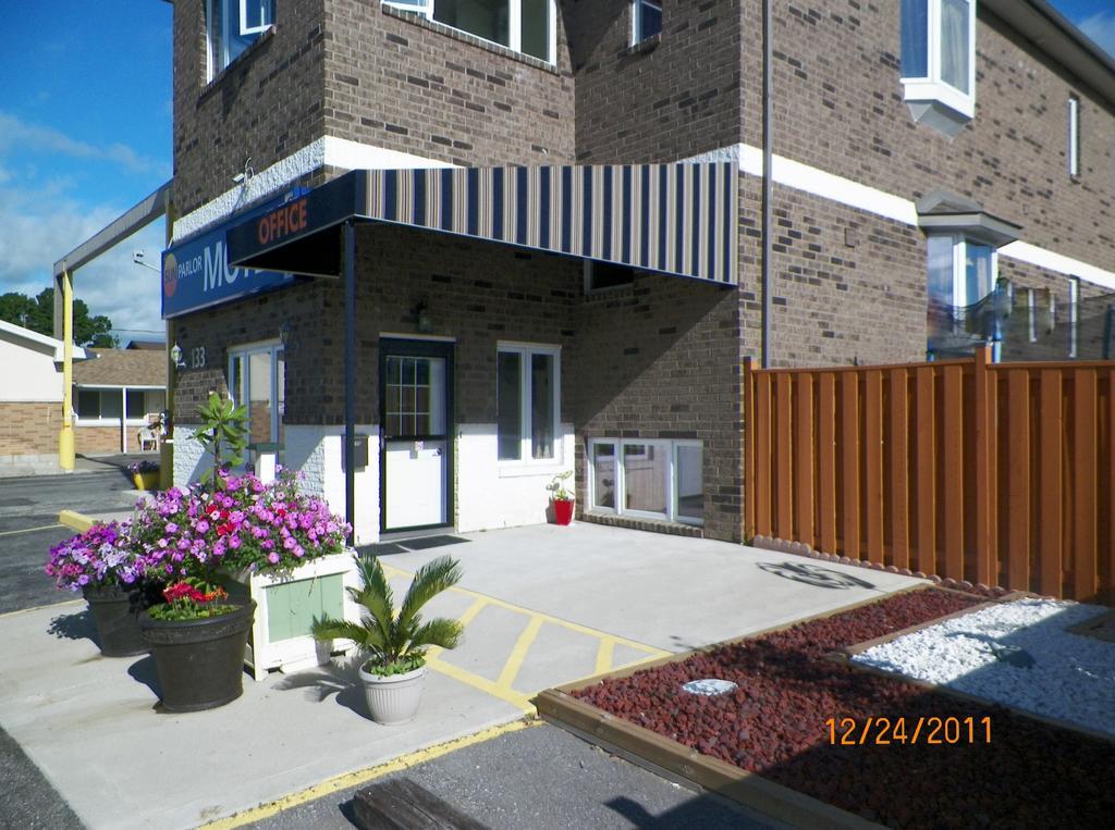Sunparlor Motel Leamington Bagian luar foto