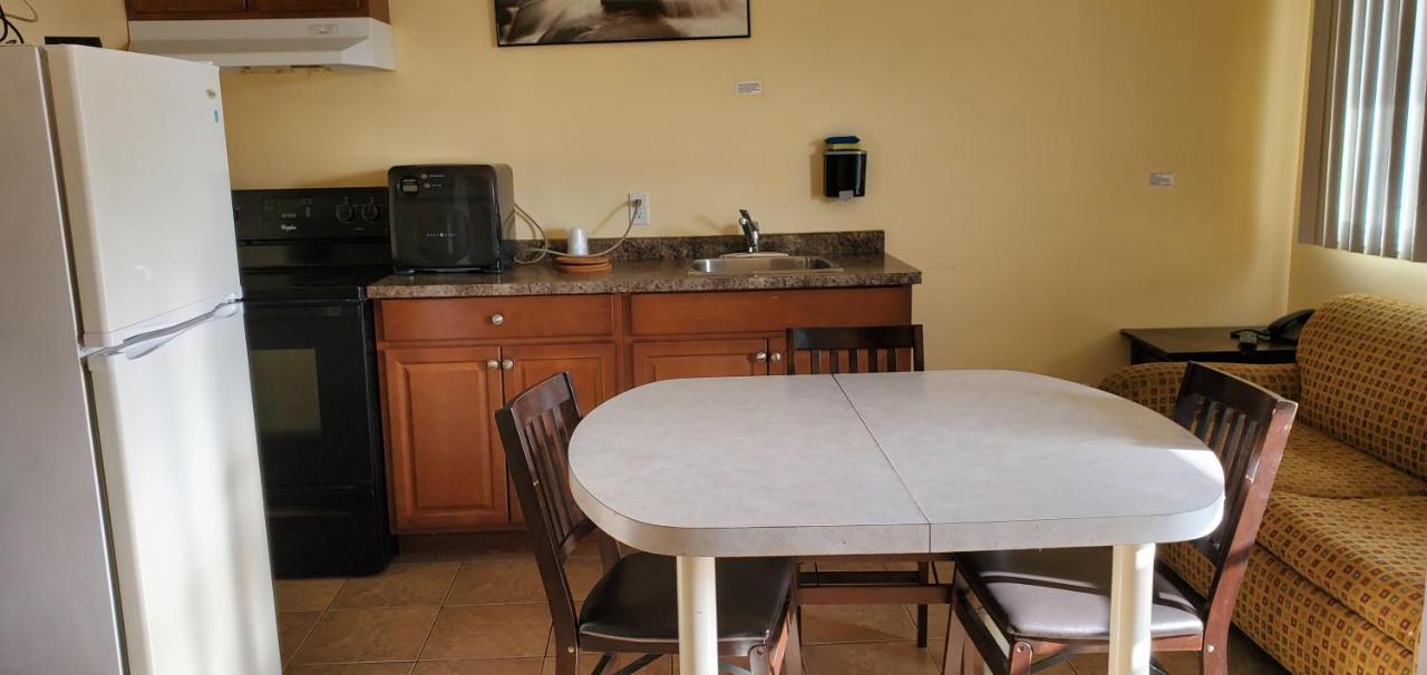 Sunparlor Motel Leamington Bagian luar foto