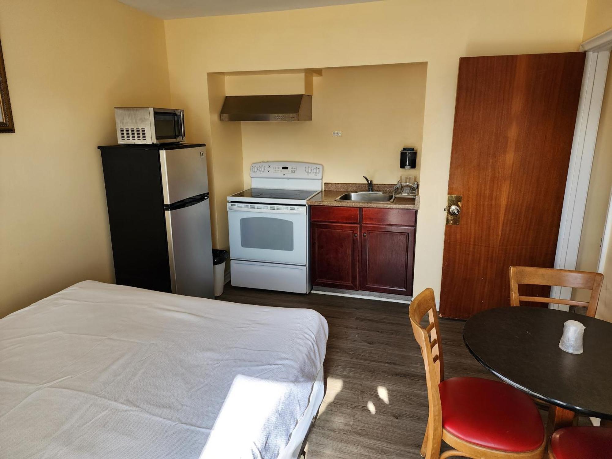 Sunparlor Motel Leamington Bagian luar foto