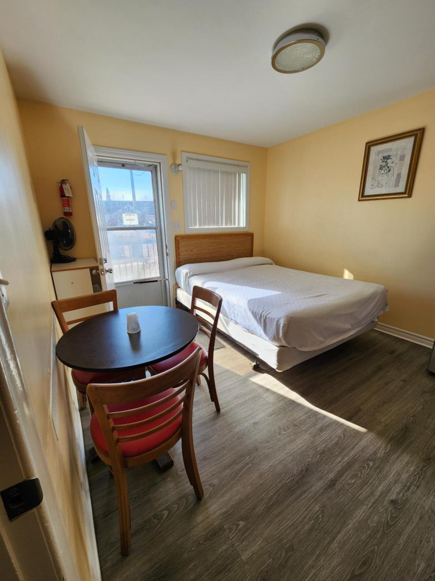 Sunparlor Motel Leamington Bagian luar foto