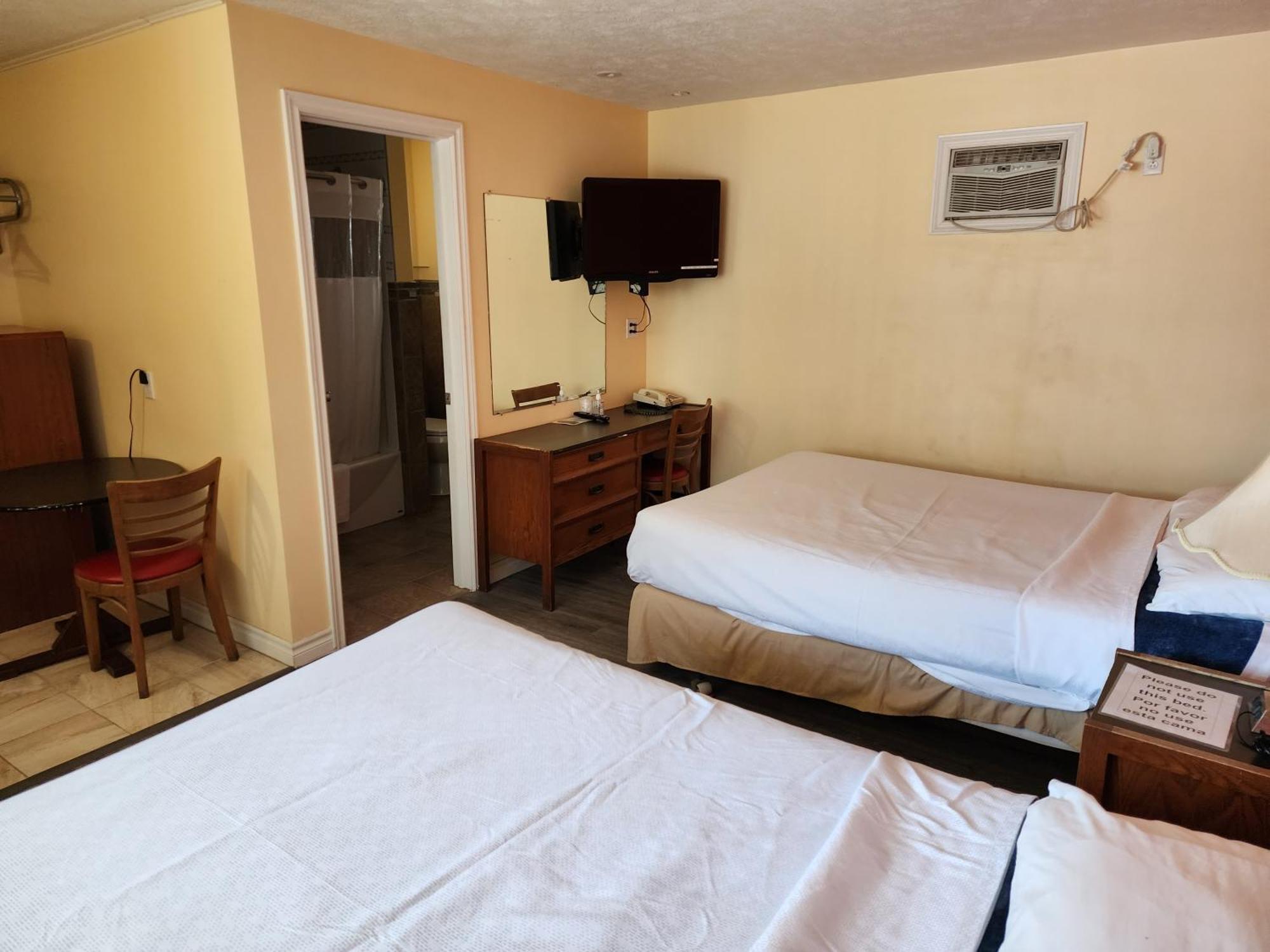 Sunparlor Motel Leamington Bagian luar foto