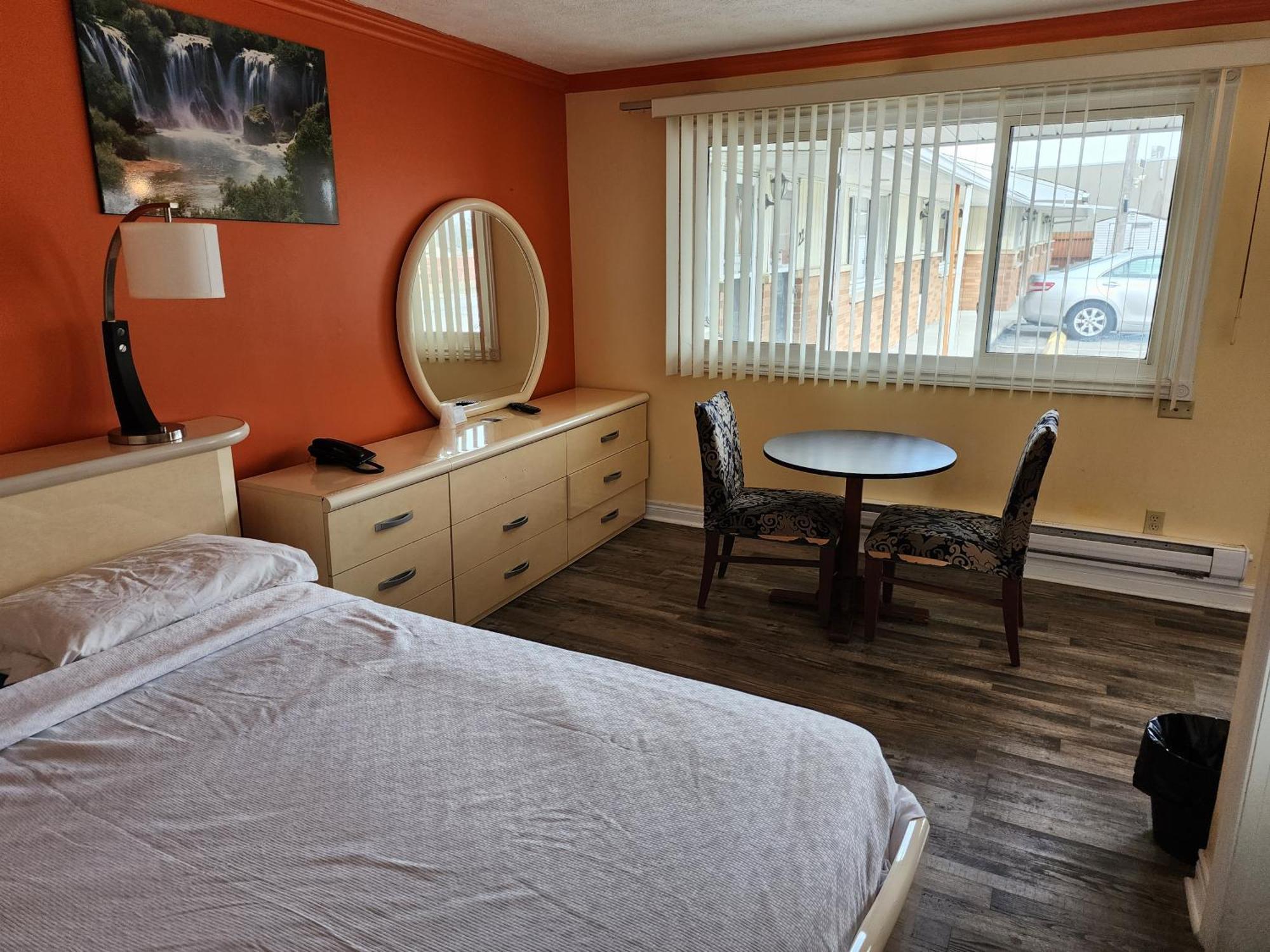 Sunparlor Motel Leamington Bagian luar foto