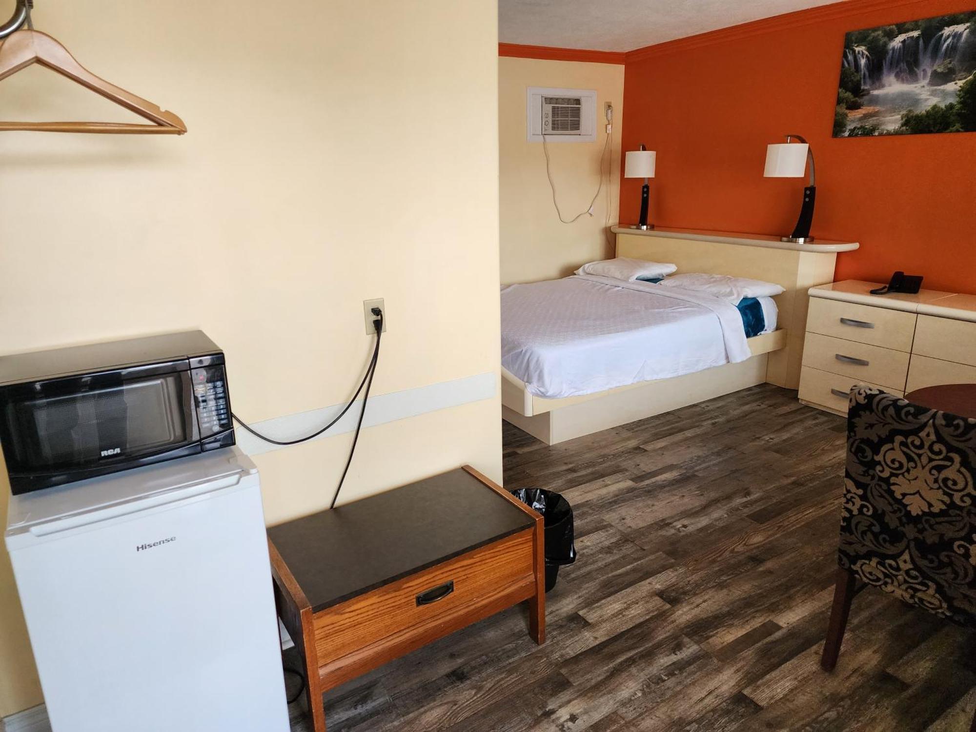 Sunparlor Motel Leamington Bagian luar foto