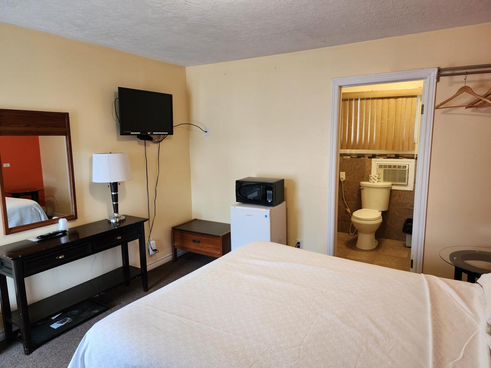 Sunparlor Motel Leamington Bagian luar foto