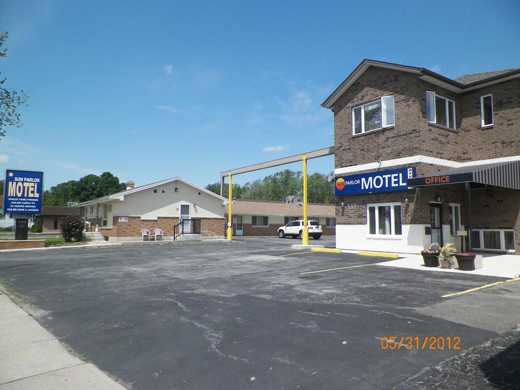 Sunparlor Motel Leamington Bagian luar foto